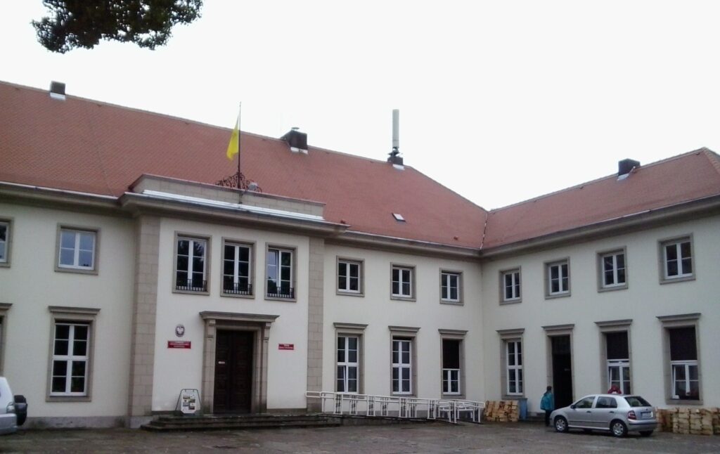 Budynek dyrekcji i Muzeum Przyrodniczego Wielkopolskiego Parku Narodowego w Jeziorach
